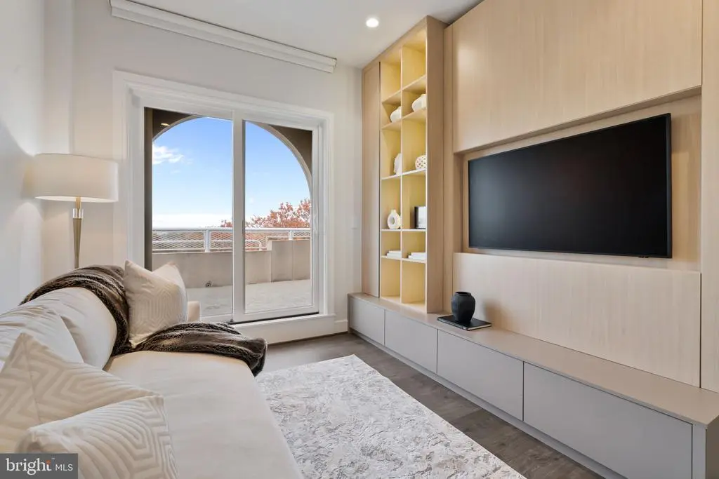 625 Slaters Ln #402, ALEXANDRIA