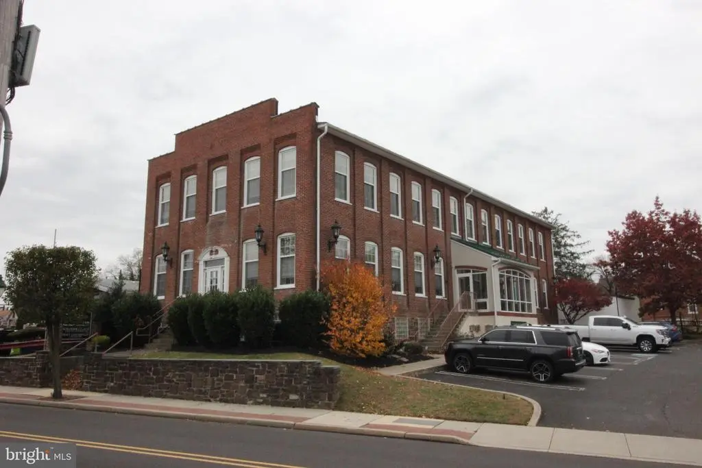 21 E Lincoln Ave, HATFIELD