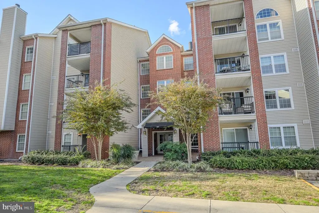 3307 Wyndham Cir #2164, Alexandria