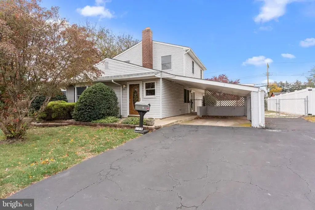 29 Graceful Ln, LEVITTOWN