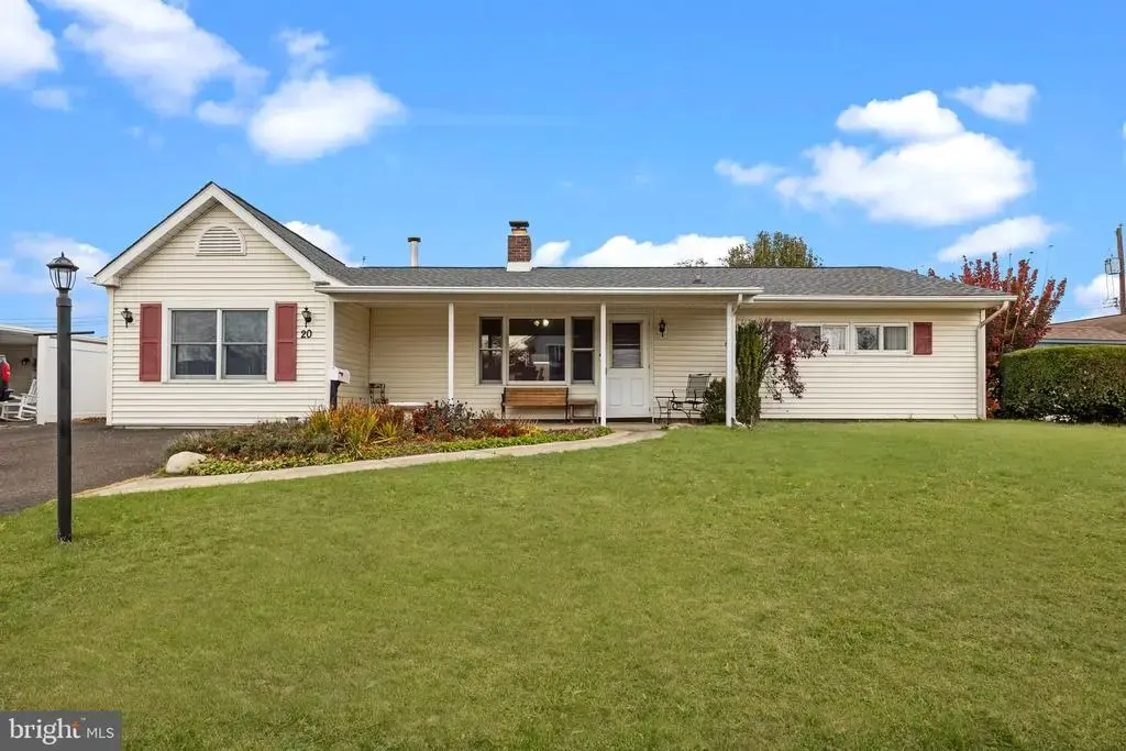 20 Fireside Ln, LEVITTOWN