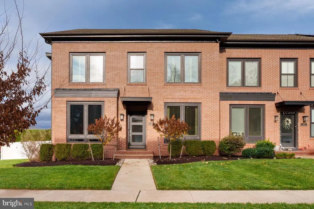 2 E Hartwick Dr, Skillman