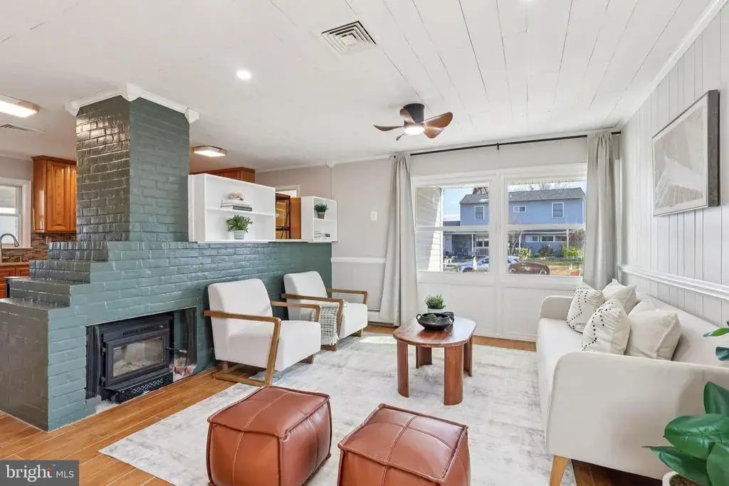 11 Crimson King Ln, LEVITTOWN