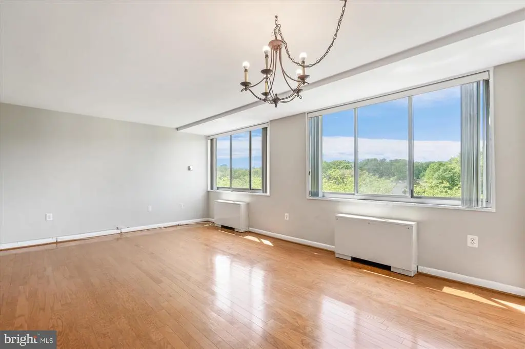 10401 Grosvenor Pl #825, Rockville