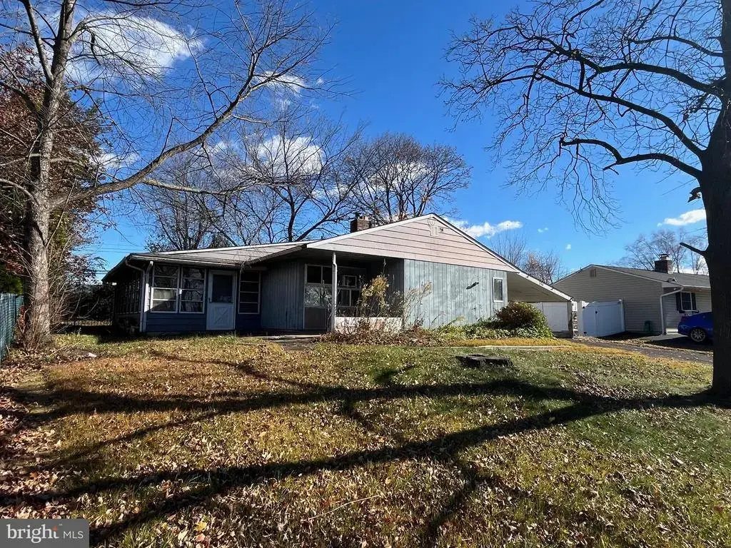 394 Lakeside Dr, LEVITTOWN