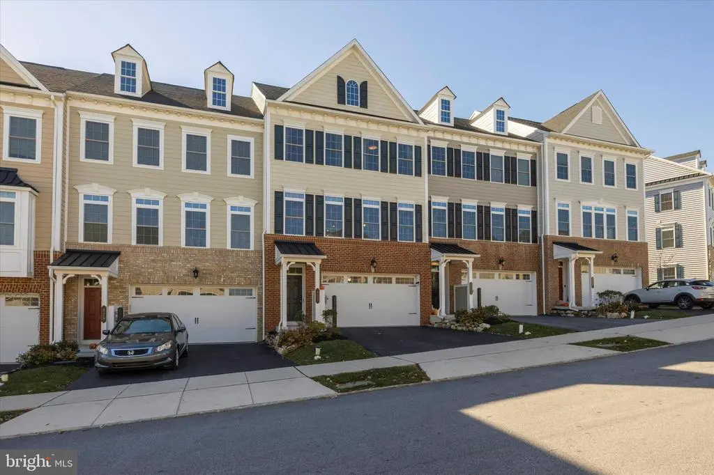 831 Stonecliffe Rd, Malvern