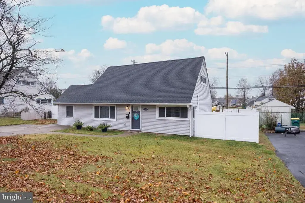 26 Queen Lily Rd, LEVITTOWN