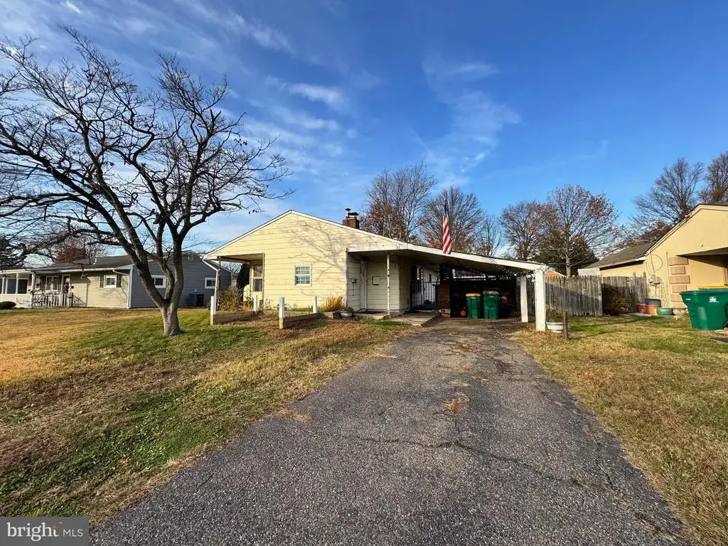 31 Swan Ln, LEVITTOWN