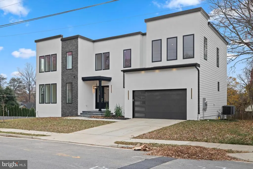 719 Meadow Ln Sw, VIENNA