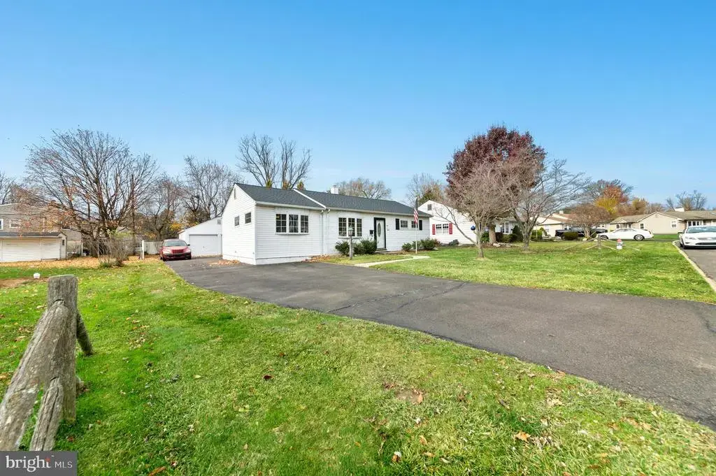908 Circle Dr, SOUTHAMPTON