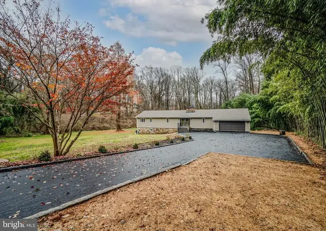 4 Meteor Ln, Newark