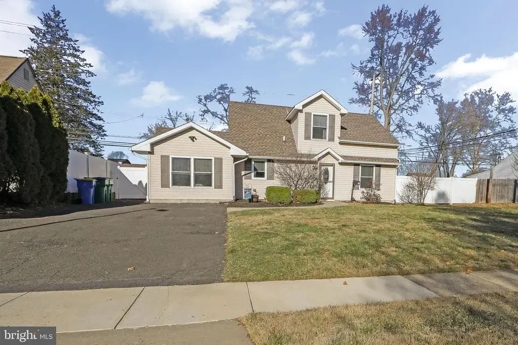 58 Rocky Pool Ln, LEVITTOWN