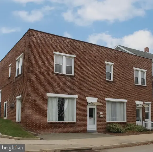 300 1st Ave #2 Rear, Red Lion