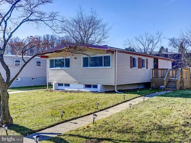 906 Scotts Hill Dr, Pikesville