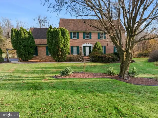 24 Haileys Trl, Newark