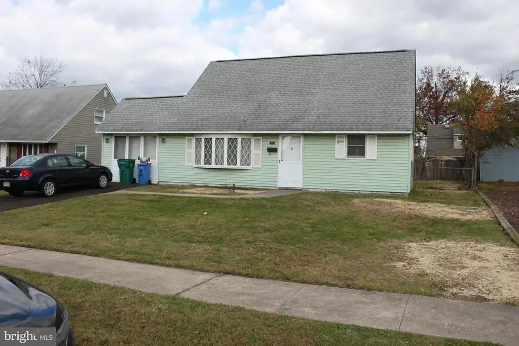 34 Misty Pine Rd, LEVITTOWN