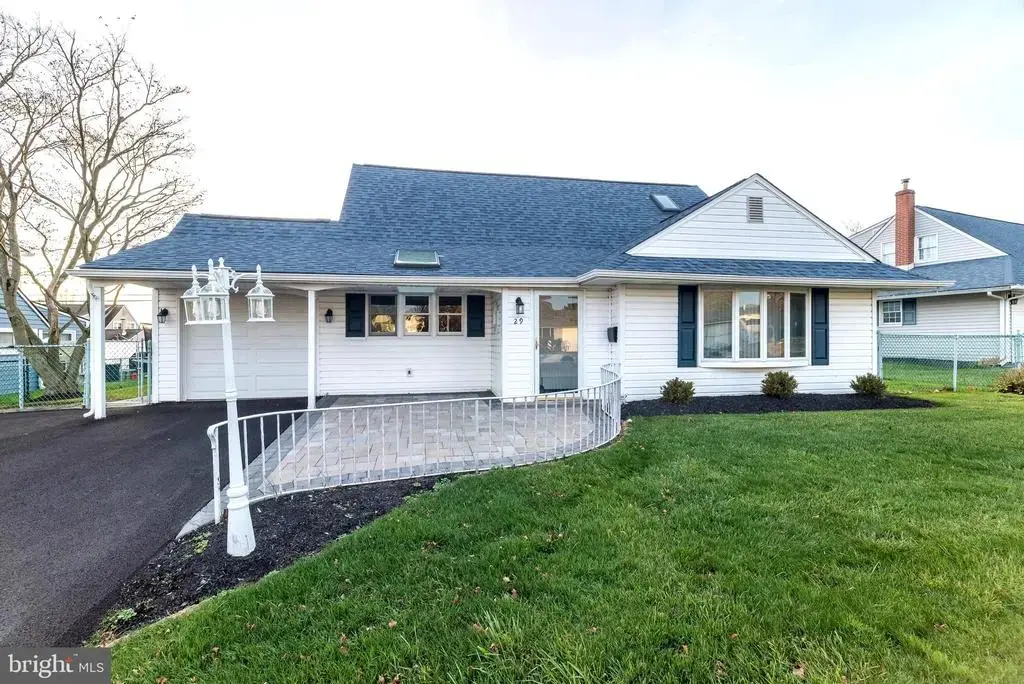 29 Hope Rd, LEVITTOWN