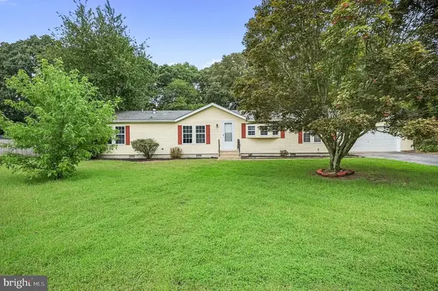 112 E Holly Dr, Lincoln