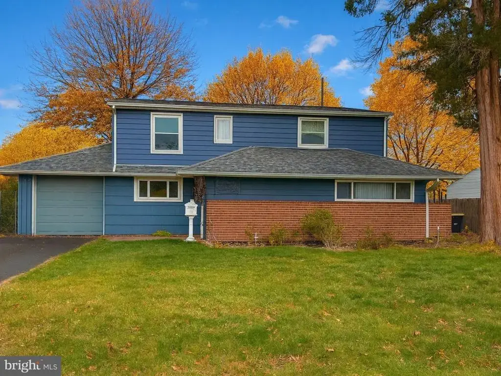46 Hydrangea Rd, LEVITTOWN