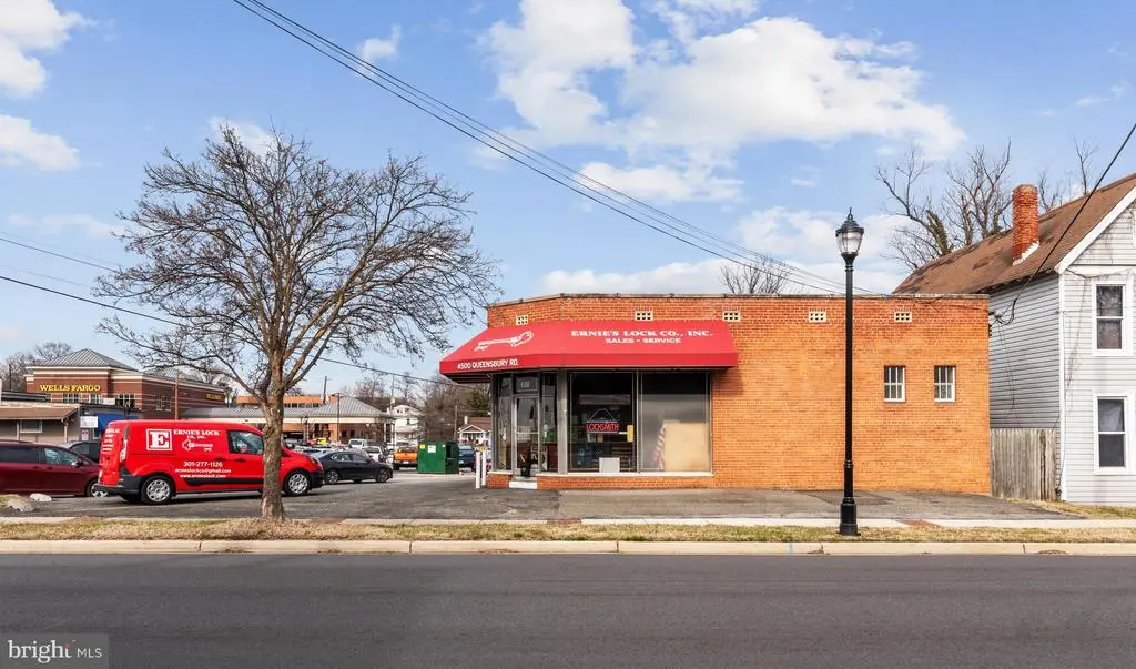 4500 Queensbury, Riverdale