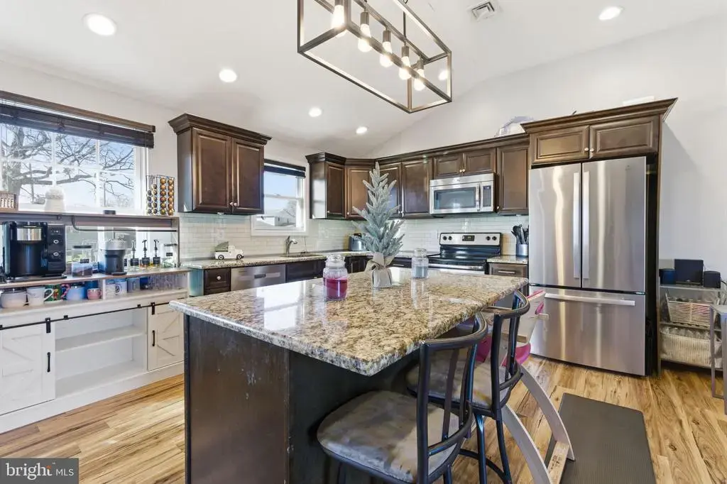 62 Old Brook Rd, LEVITTOWN