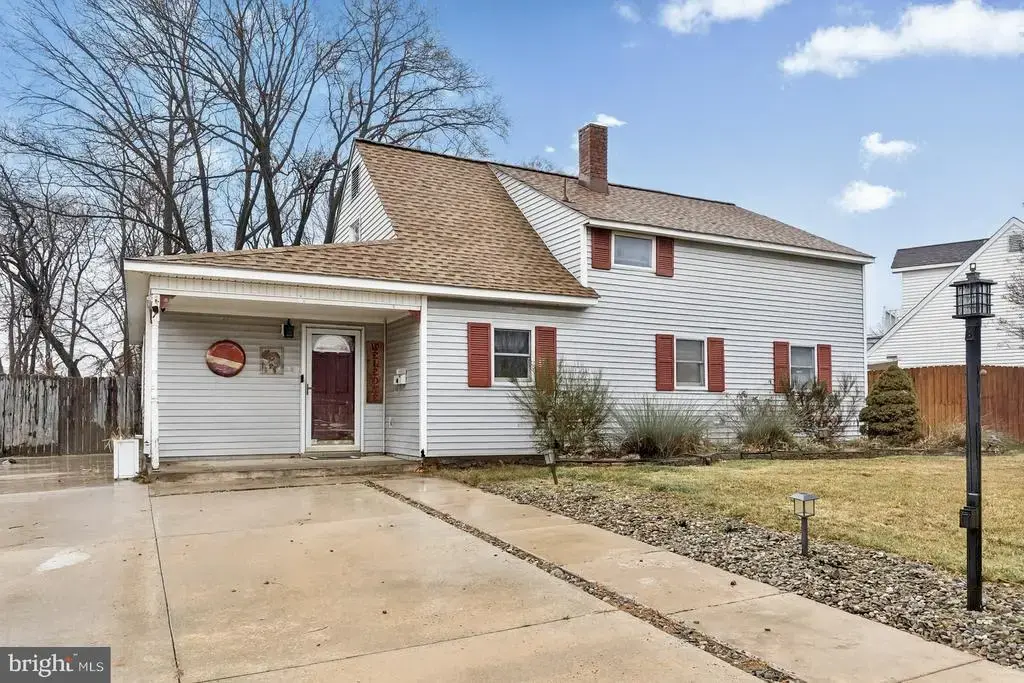 7 Indian Red Rd, LEVITTOWN
