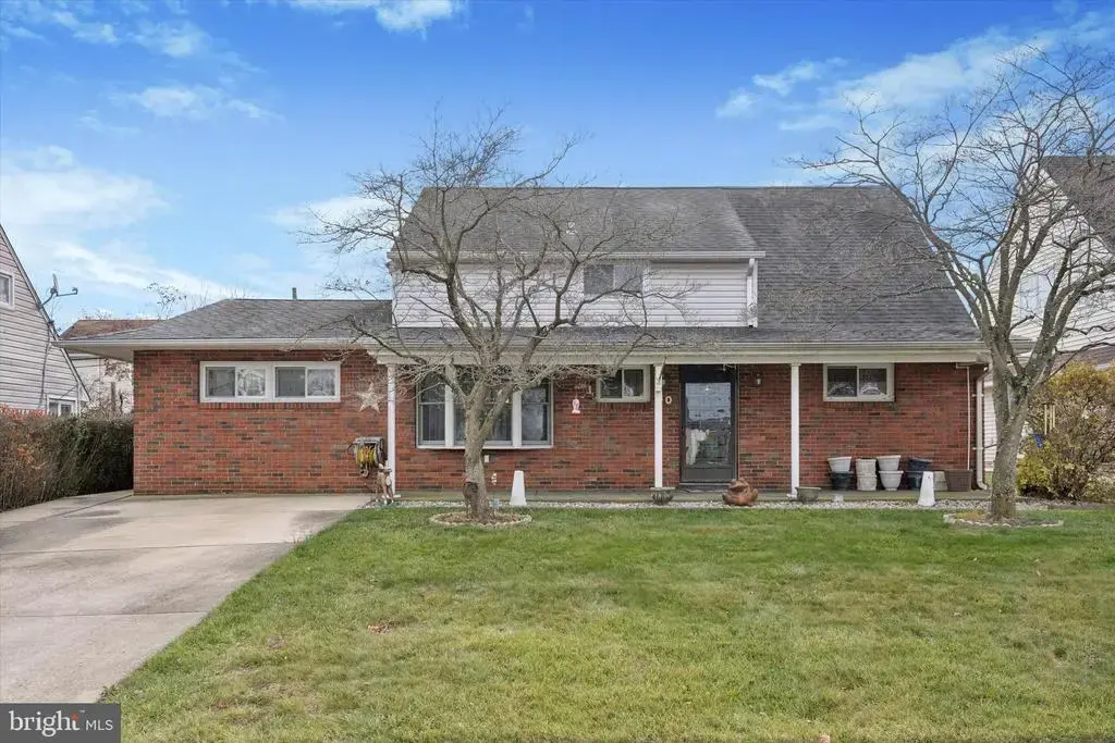 30 Whitewood Dr, LEVITTOWN