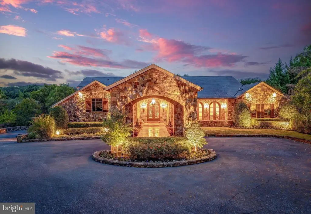 2 Piney Meetinghouse Ct, POTOMAC