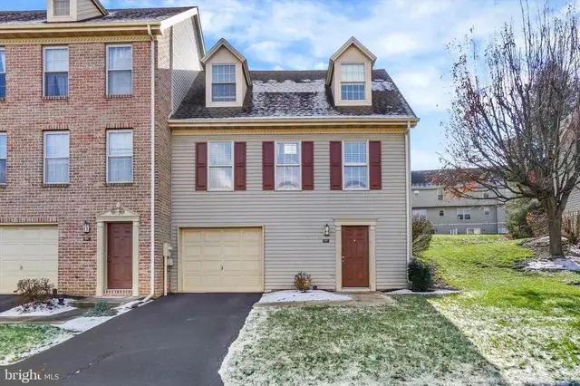107 Lisa Ln #c107, York