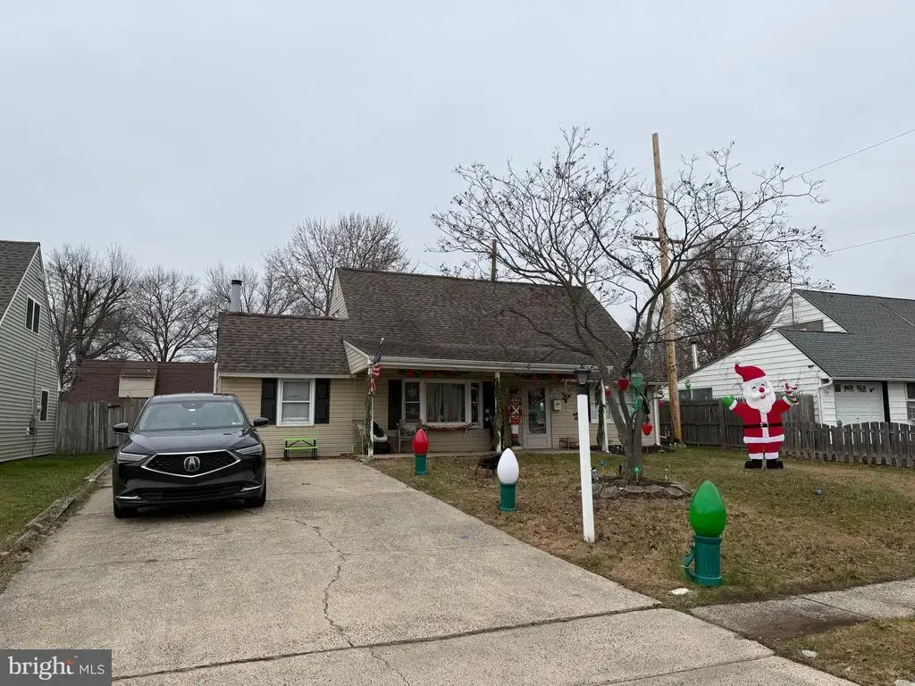 83 Indigo Rd, LEVITTOWN
