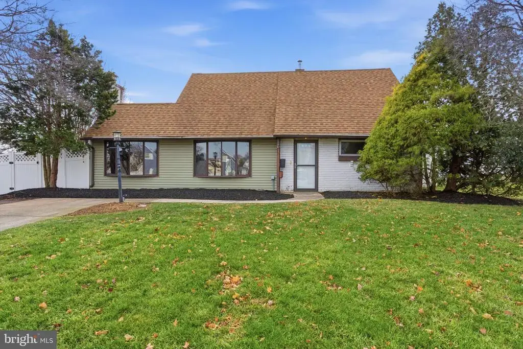 28 Cloister Rd, LEVITTOWN