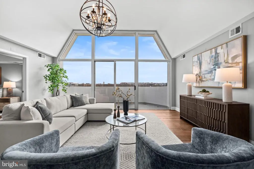 700 7th St Sw #813, WASHINGTON