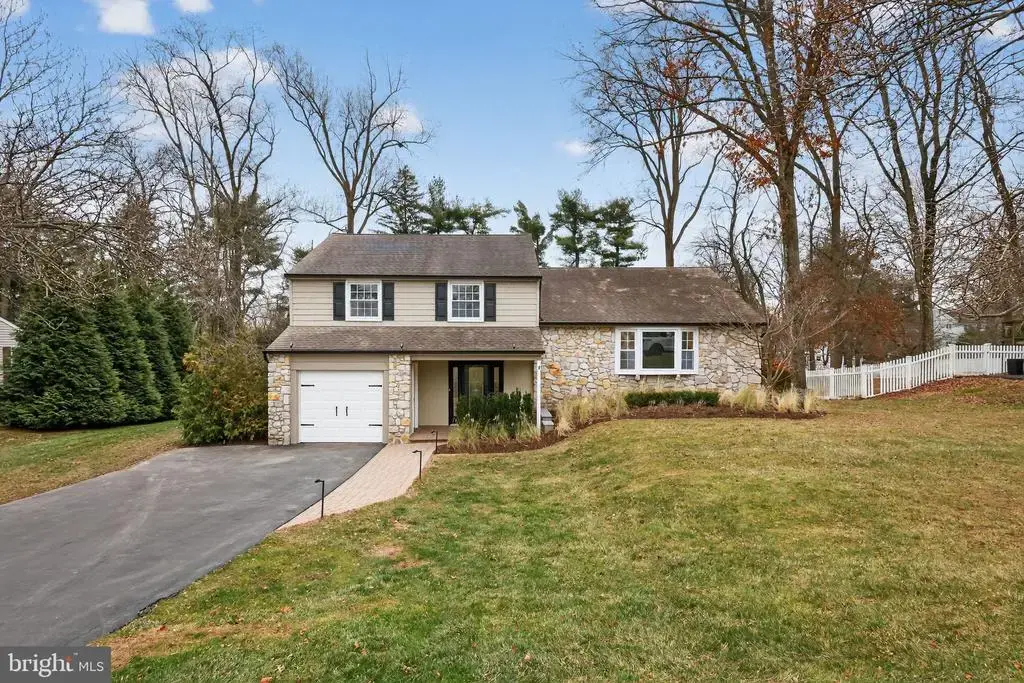 36 Hickory Dr, SOUTHAMPTON