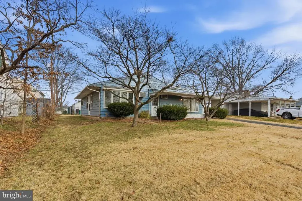 26 Good Ln, LEVITTOWN
