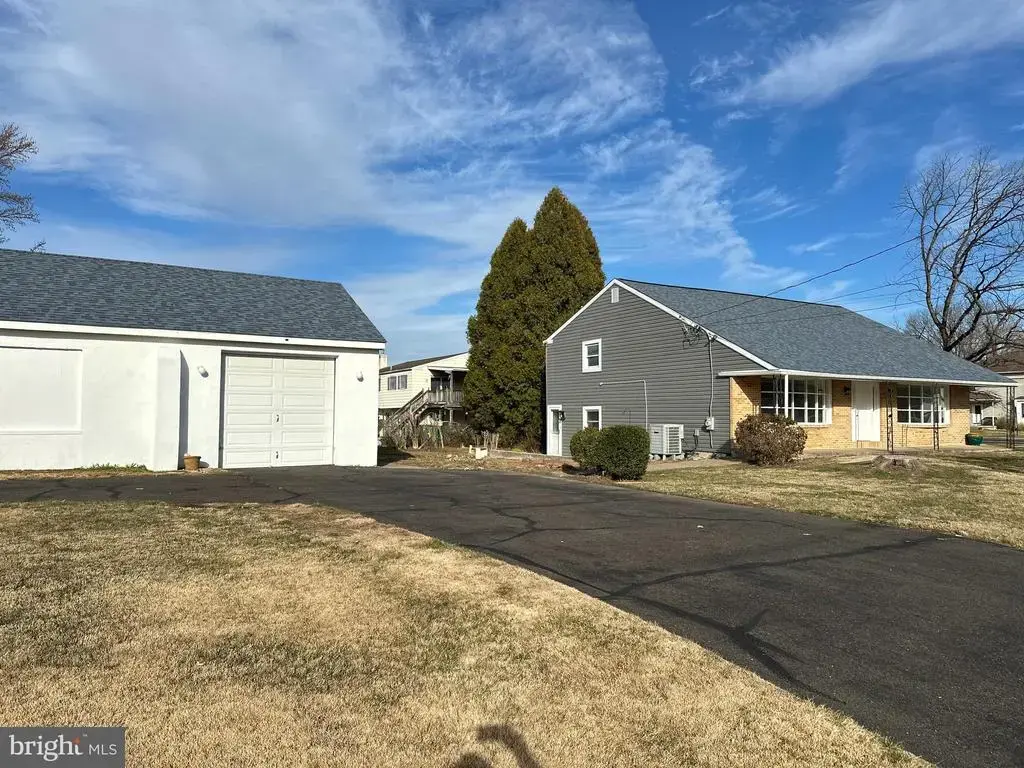114 Nursery Ave, LEVITTOWN