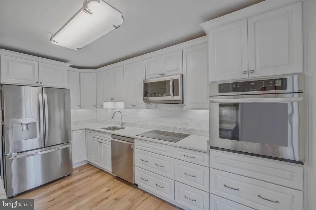 309 Yoakum Pkwy #807, ALEXANDRIA