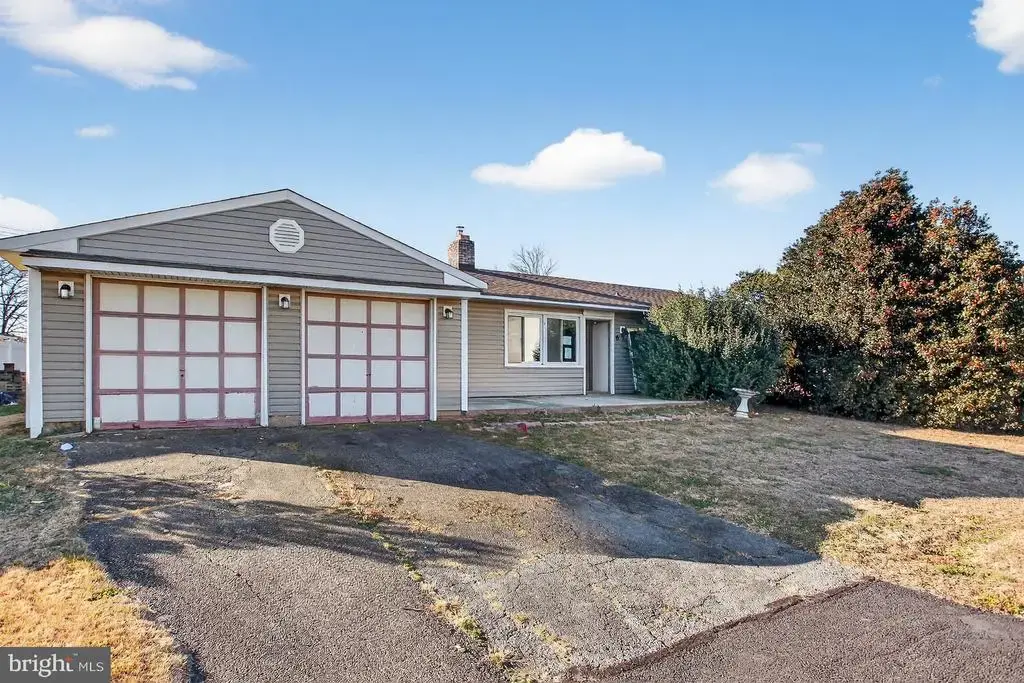 6 Field Ln, LEVITTOWN