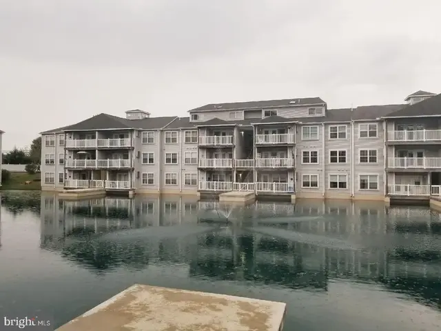 104 Waters Edge Dr, Newark