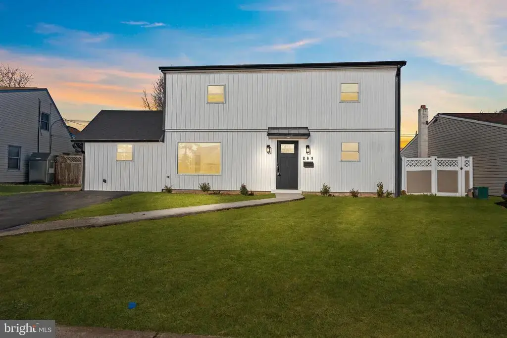 261 Northpark Dr, LEVITTOWN