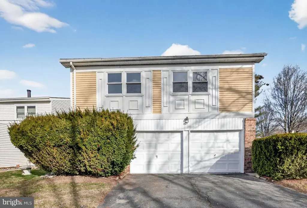 102 Chesapeake Dr, NEWTOWN