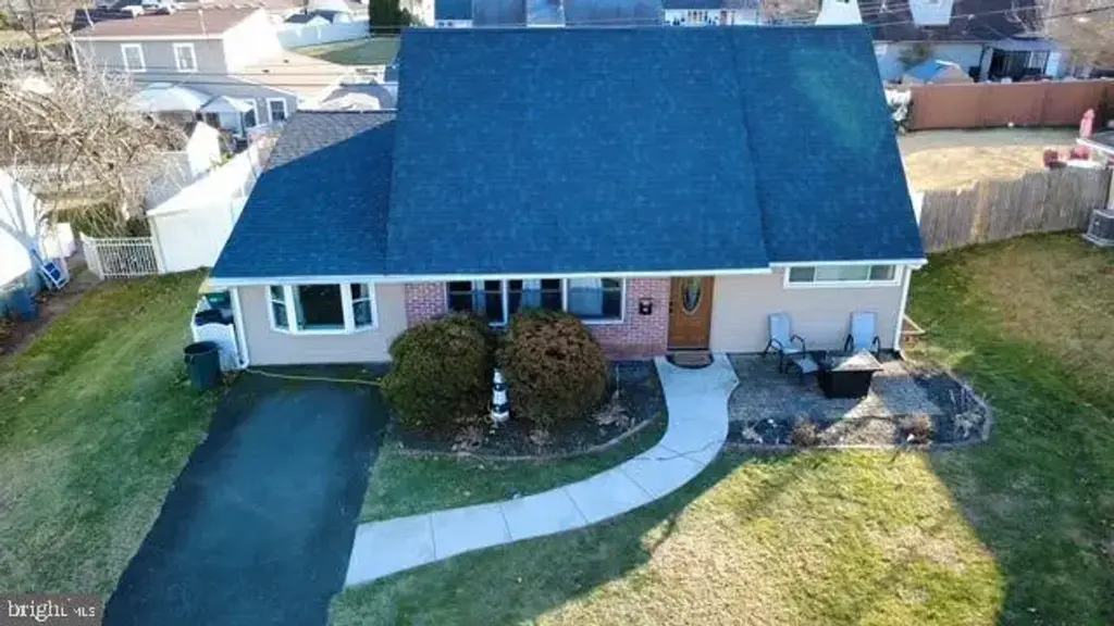44 Cactus Rd, LEVITTOWN