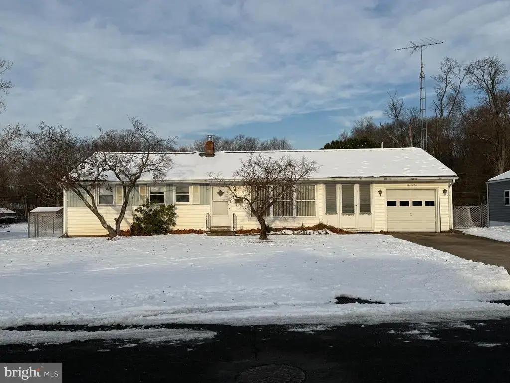 25 Taylor Dr, LEVITTOWN
