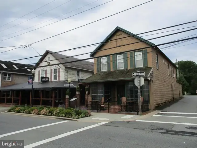 101 S Main St S, North East