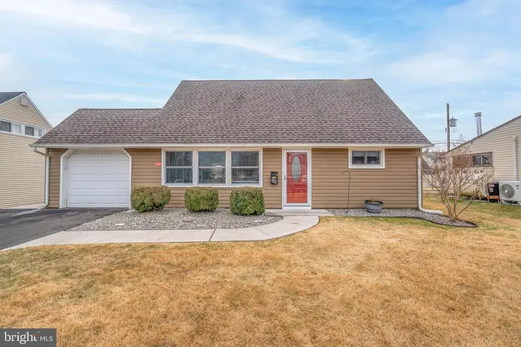 38 Vicar Ln, LEVITTOWN