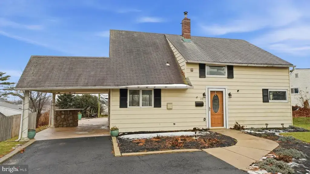 25 Autumn Ln, LEVITTOWN