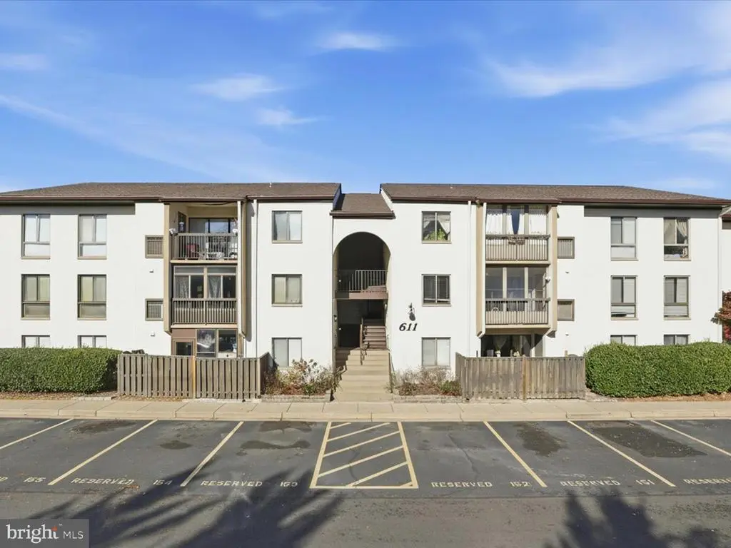 611 Center St #104, HERNDON