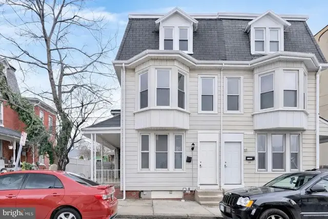 132 N West St, York