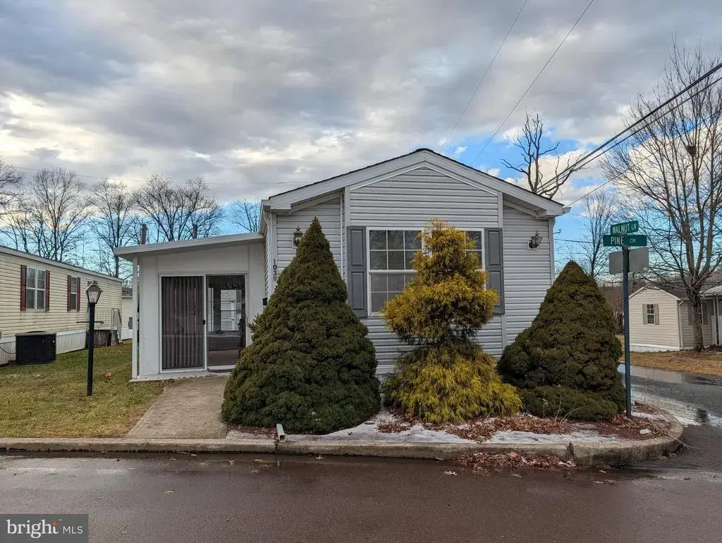 1039 Pine Cir, TELFORD