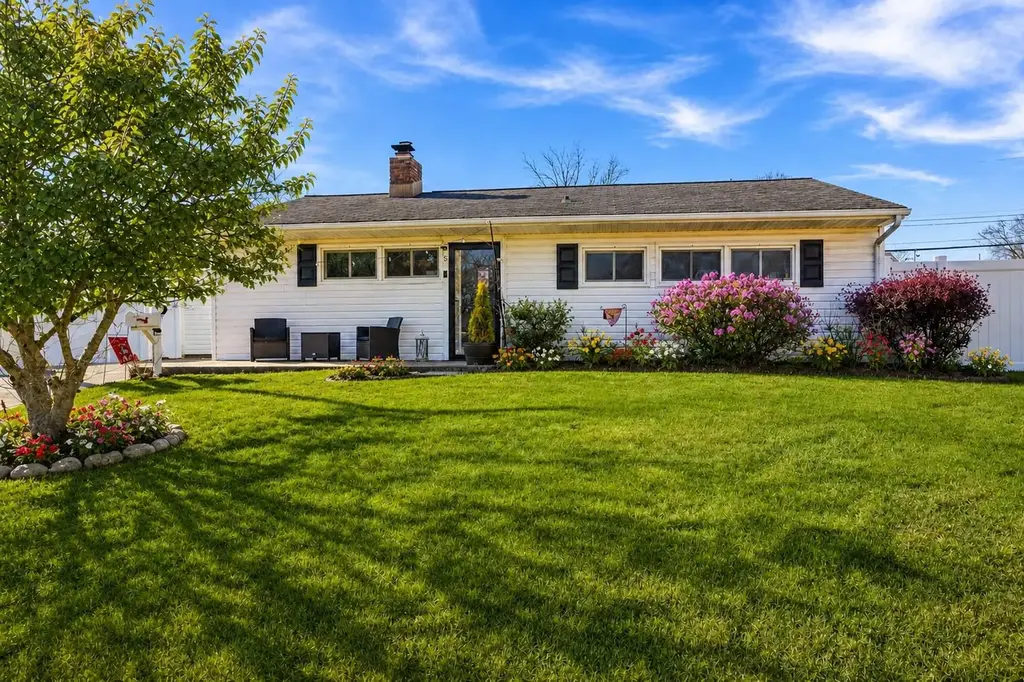 5 Thimbleberry Ln, LEVITTOWN