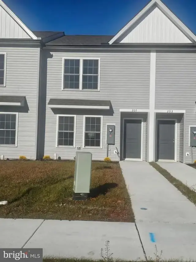 205 Fairfax Ln, Dover